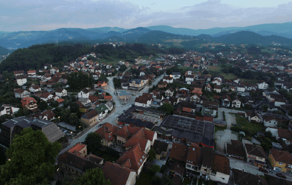 AUTOŠOVINIZAM BEZ GRANICA: Letnja škola gde mlade Srbe uče da smo počinili <span style='color:red;'><b>genocid u Srebrenici</b></span>